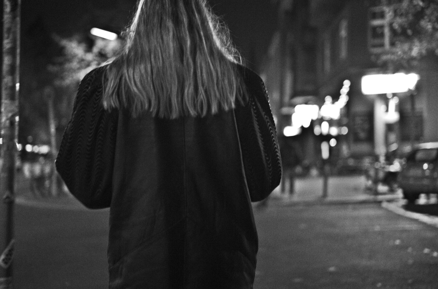 A women walking in the night, Berlin 2022