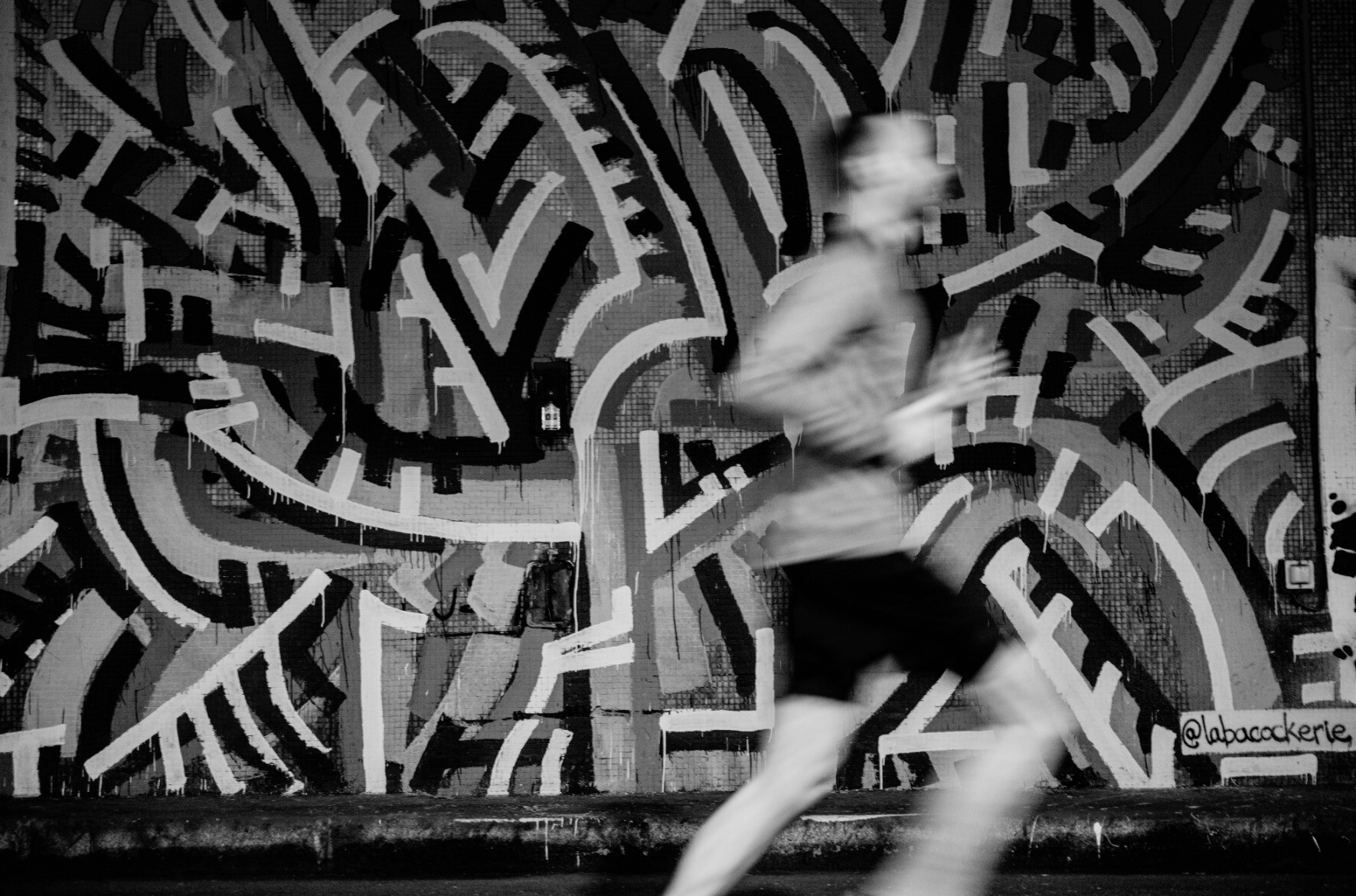 A runner in front of street art, Paris 2023