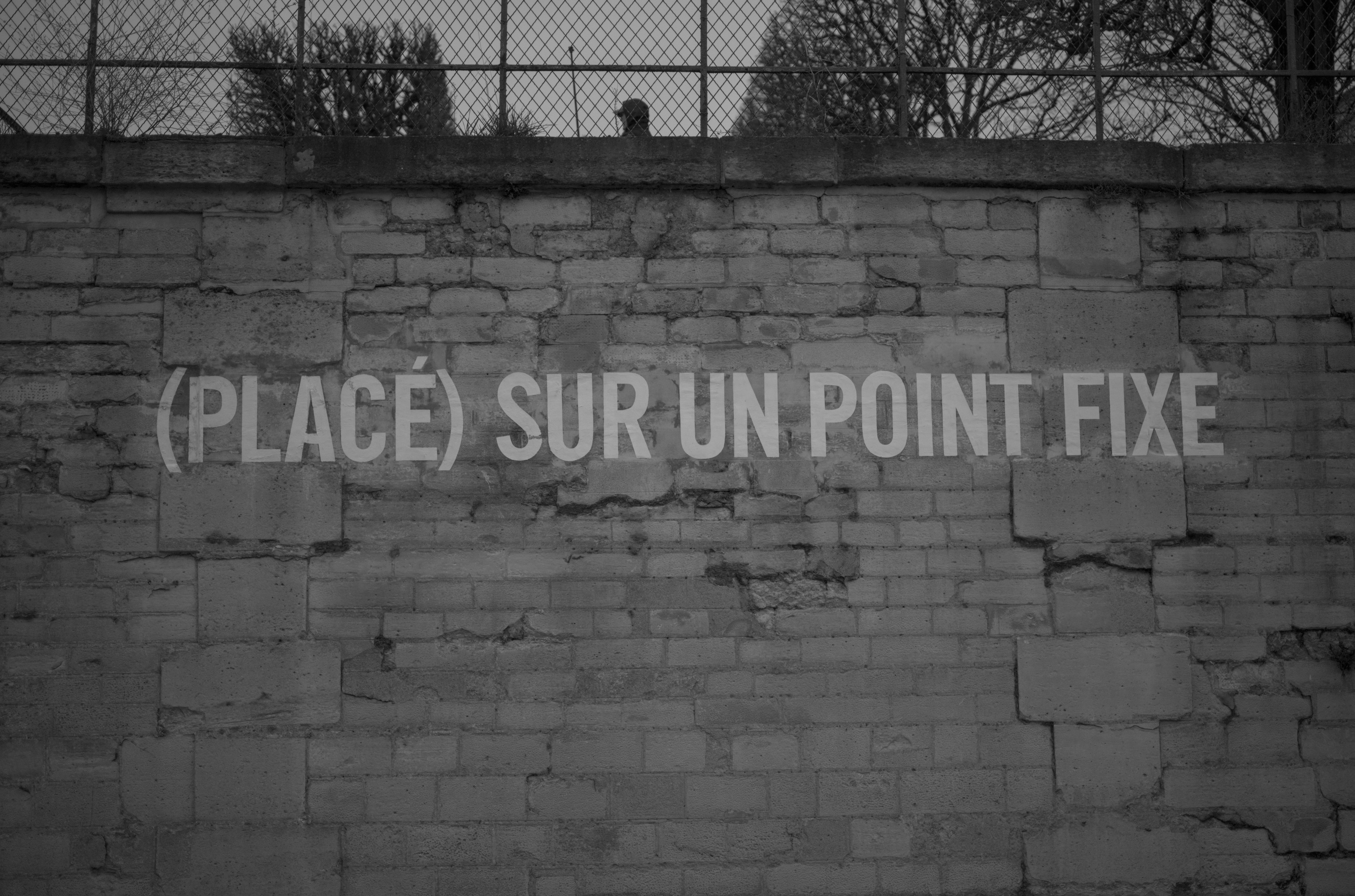 (Placé) sur un point fixe, Paris 2024-cf WikipediaPlacé) sur un point fixe (Pris) depuis un point fixe. no 717 est une œuvre de l'artiste américain Lawrence Weiner située à Paris, en France. Créée en 1992, elle est installée dans les jardins des Tuileries en 2000. Il s'agit d'une installation murale reprenant le titre de l'œuvre1.Photographie par Alexandre Dulaunoy en Janvier 2024