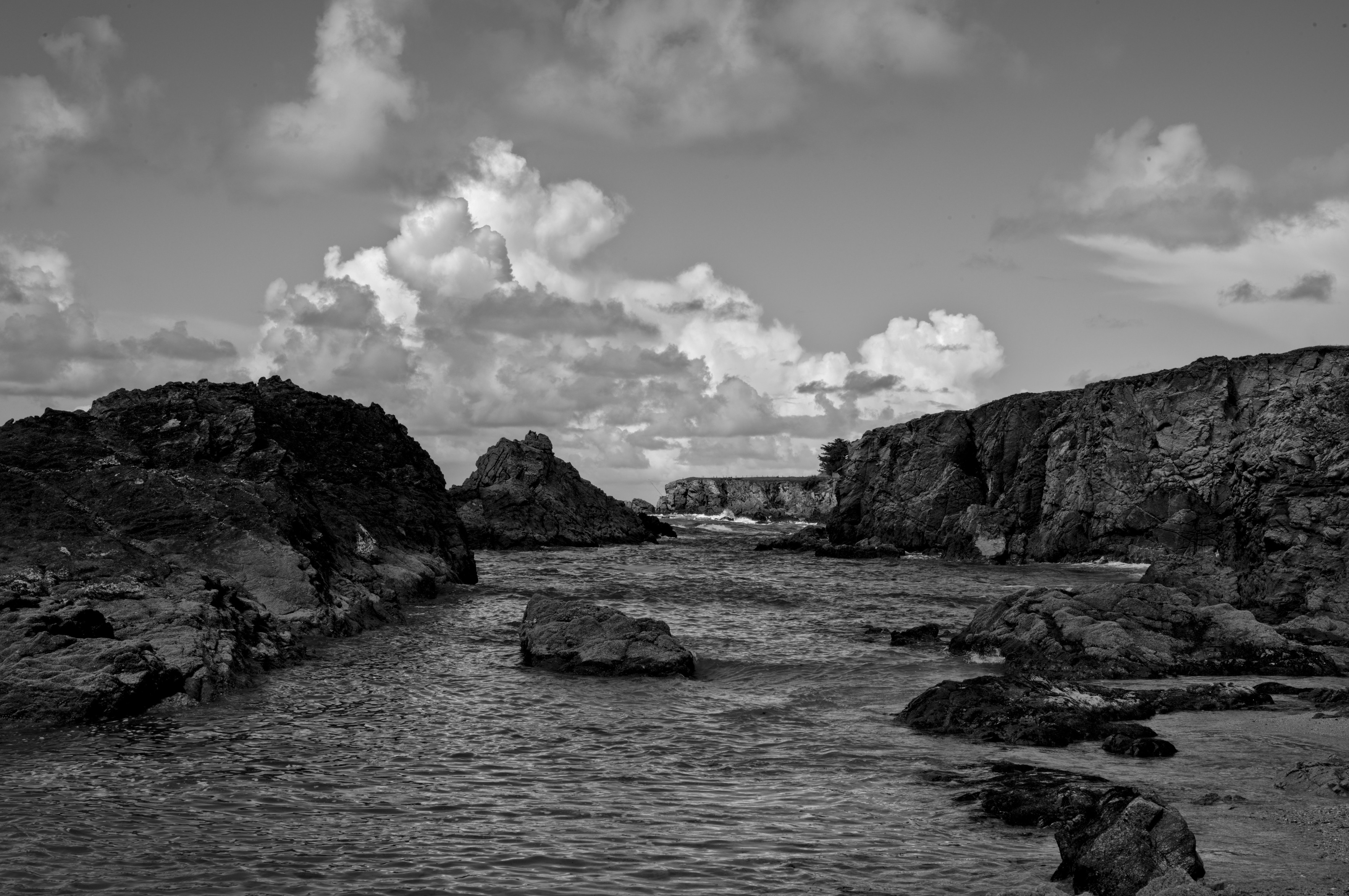 finding an angle#seascape #sea #shore #nature #photography #leica #monochrome France 2024